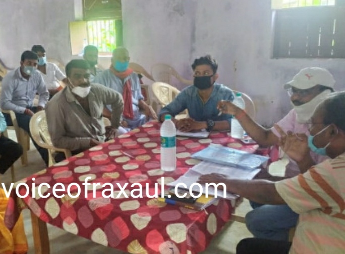 दफ्तर में हो रही निगरानी समिति की बैठक,बाजार में कृषक खरीद रहे 266 की बजाय 400 रुपये बोरी उर्वरक