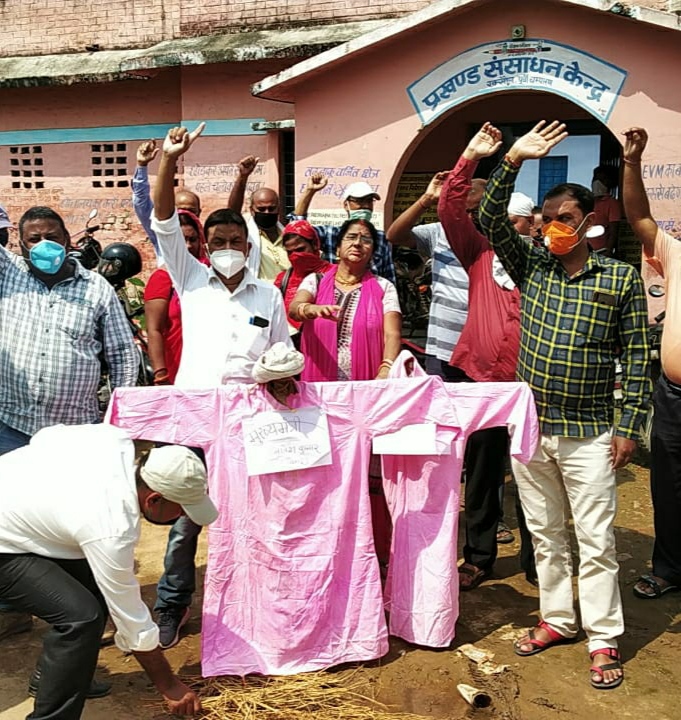सेवा शर्त के विरुद्ध शिक्षकों ने किया मुख्यमंत्री व उप मुख्यमंत्री का पुतला दहन,जम कर हुई नारेबाजी!