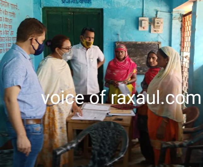 एसडीओ सह निर्वाची पदाधिकारी आरती ने किया मतदान केंद्रों का निरीक्षण