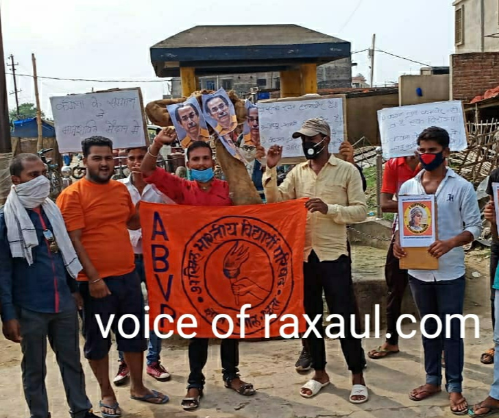 फ़िल्म अभिनेत्री कंगना रनौत का घर ढाहने के विरोध में उतरी एबीवीपी,महाराष्ट्र के सीएम का पुतला फूंका!