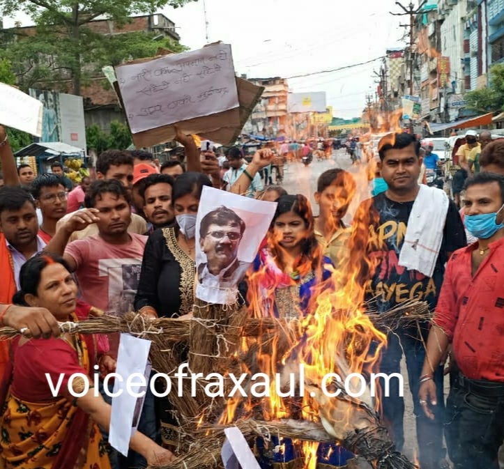 कंगना तुम मत घबराना, हम तुम्हारे साथ हैं के नारे के साथ विहिप ने उद्धव ठाकरे व संजय राऊत का पुतला फूंका!