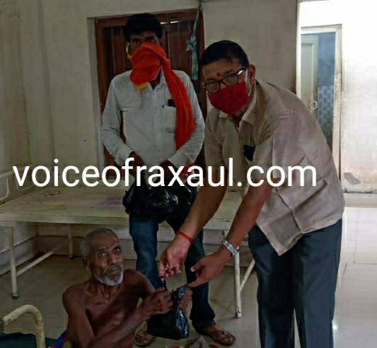 पीएम के जन्मदिवस के अवसर पर भाजपा कार्यकर्ताओं ने कुष्ठ रोगियों के बीच बांटे फल व बिस्किट