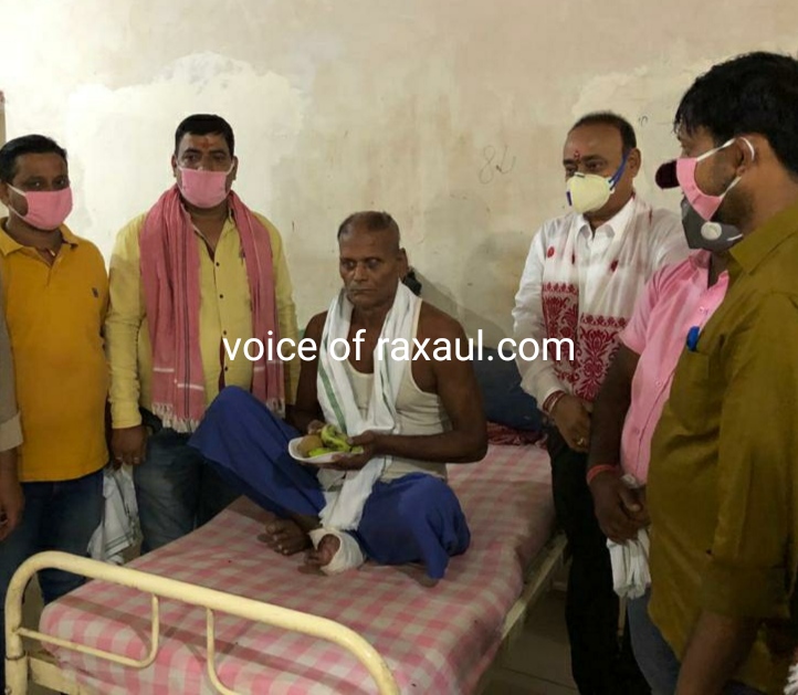 पीएम के जन्म दिन पर सूंदरपुर में याद किये गए बाबा कृष्ट दास,भाजपा द्वारा कुष्ठ रोगियों के बीच फल वितरण