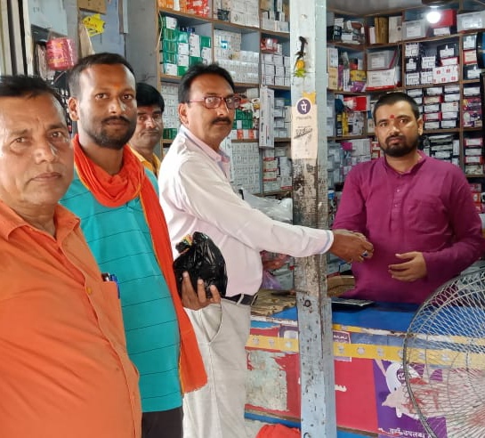 पीएम मोदी के जन्म दिन पर विधायक अजय सिंह के सौजन्य से बांटा गया हैंड बिल व फल!