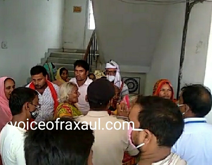 राशन अनियमितता को ले कर एसडीओ से मिलने गए लोगों से धक्का मुक्की