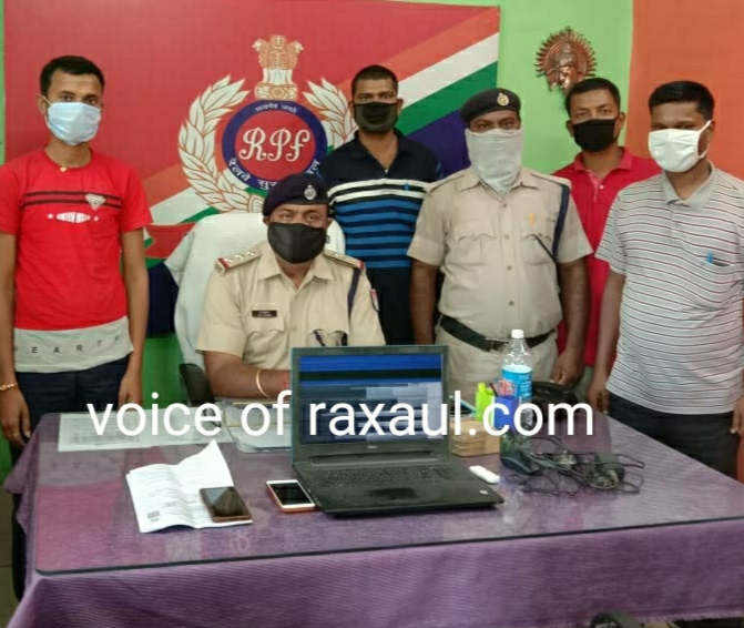 अवैध रेल टिकट बनाने वाले दो युवकों को रेल सुरक्षा बल ने किया गिरफ्तार