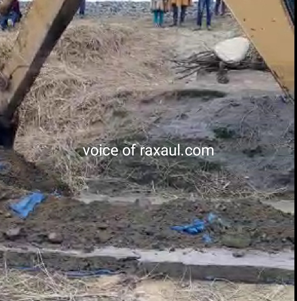 आदापुर में रेलवे भूमि पर बिना अनुमति बन रही पीसीसी सड़क को तोड़वाया,मामला तूल पकड़ा!