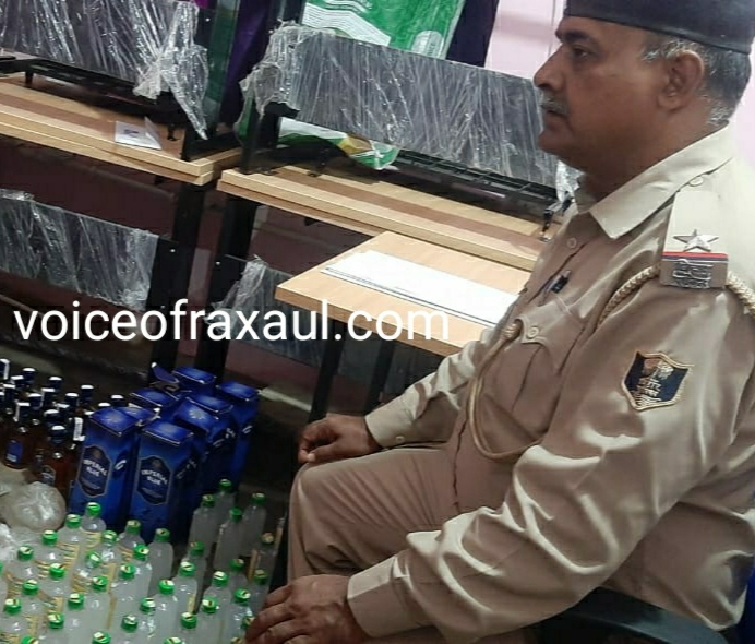 रामगढ़वा पुलिस की छापेमारी में धनहर दिहुली गांव से भारी मात्रा में अंग्रेजी शराब बरामद