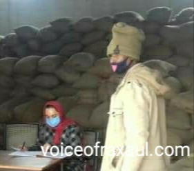 पैक्स गोदामों का एसडीओ आरती ने किया औचक निरीक्षण, अनियमितता को ले लगाई फटकार!