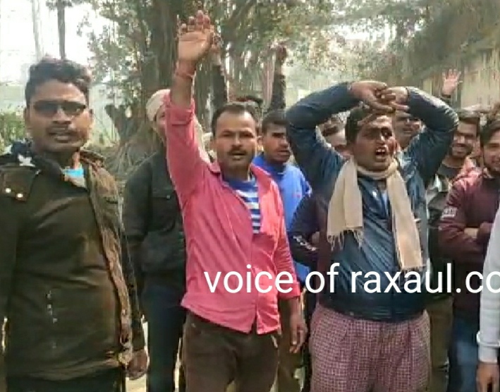 दिन-दहाड़े बीच बाजार में दुकान में लूट पाट कर कब्जा का प्रयास,रक्सौल थाना पर हुआ जम कर विरोध प्रदर्शन