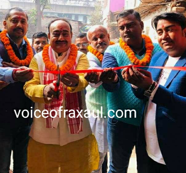 शहर के आश्रम रोड में महाबली टेक्सटाइल का हुआ शुभारम्भ,प्रो0 अनिल सिन्हा ने किया उद्घाटन!