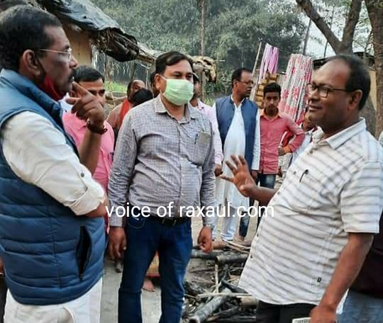 भेलाही में हुई आगलगी में घर जला, पीड़ित परिजनों को विधायक प्रमोद सिंहा ने दिया सांत्वना