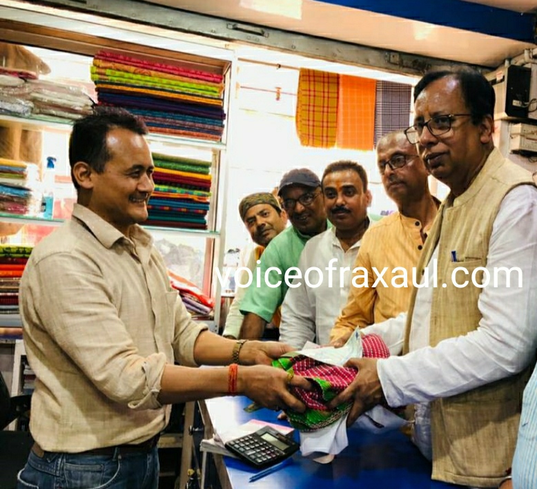भोकल फ़ॉर लोकल:बीजेपी प्रदेश अध्यक्ष डॉ0 संजय जायसवाल ने खरीदी सुंदरपुर में बनी खादी शॉल!
