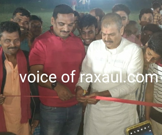 रात्रि क्रिकेट टूर्नामेंट का पूर्व प्रत्याशी रामबाबू यादव व मुखियापति नायाब आलम ने किया उद्घाटन