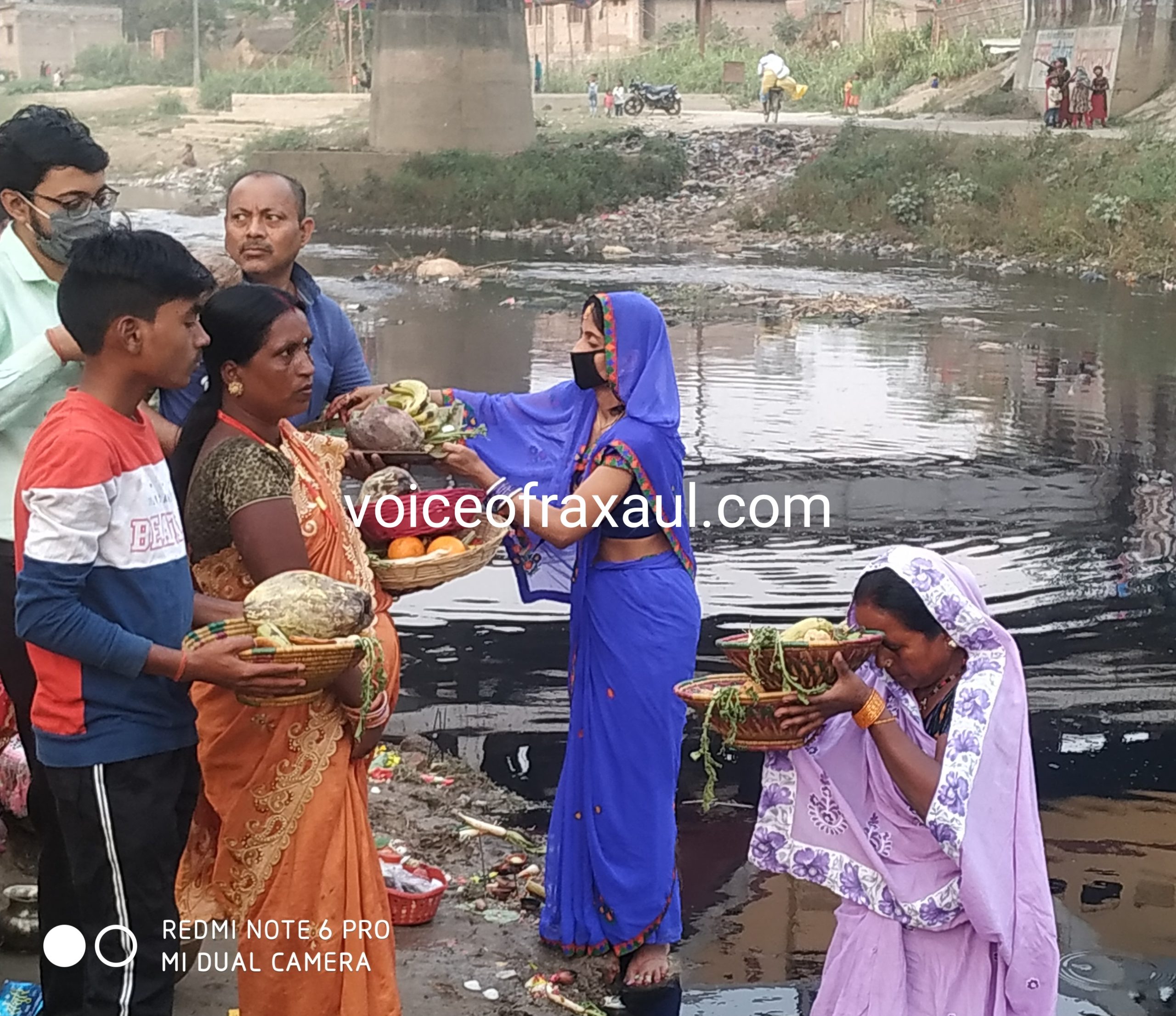 चैती छठ:रक्सौल में छठ गीतों के साथ व्रतियों ने डूबते सूर्य को दिया अर्ध्य!