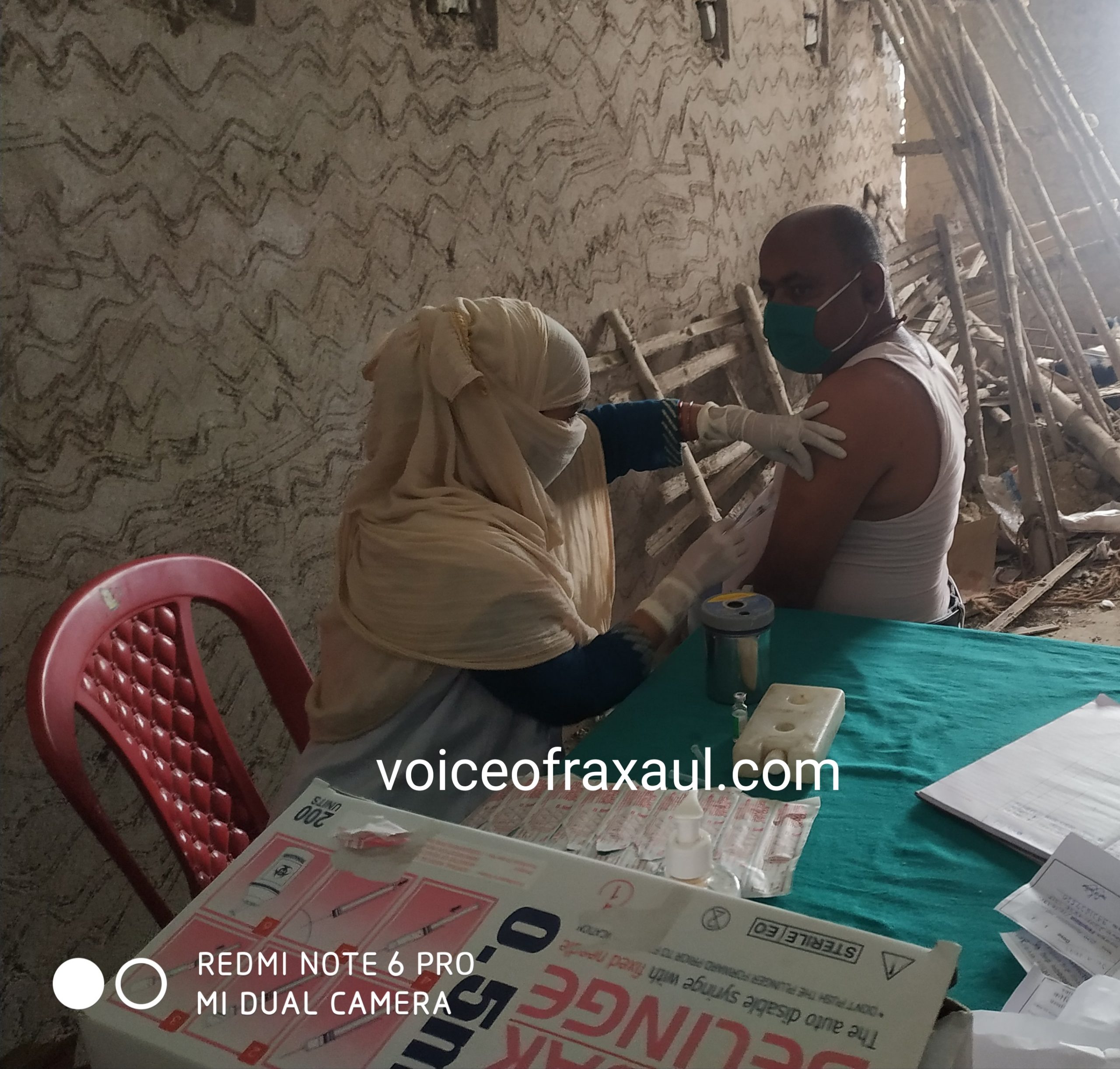 कोविड टिकाकरण में बेकाबू भीड़ से हो रही परेशानी,स्वास्थ्यकर्मी खतरे में!