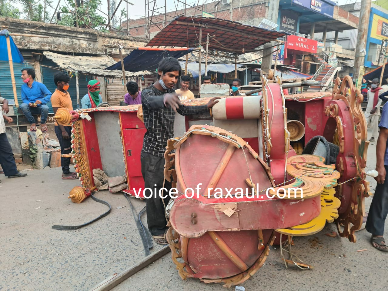 बारात की बग्घी का घोड़ा पटाखे की आवाज पर बिदका,बाल- बाल बचे कार में सवार मासूम बच्चे!