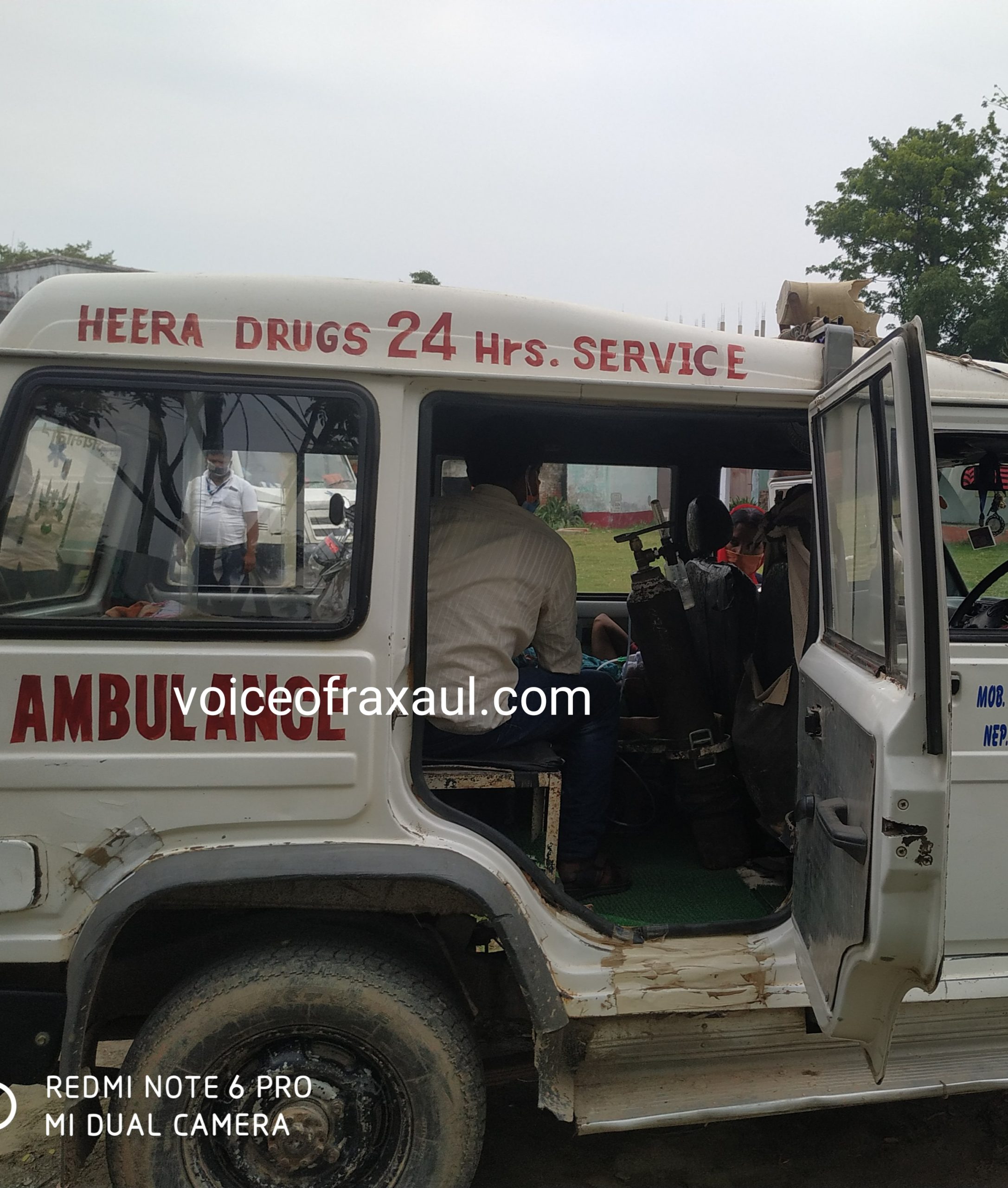 बाइक से बेटों ने मां को कोविड केयर सेंटर लाया, रेफर होने पर गोद मे उठा कर निजी एम्बुलेंस में रखा