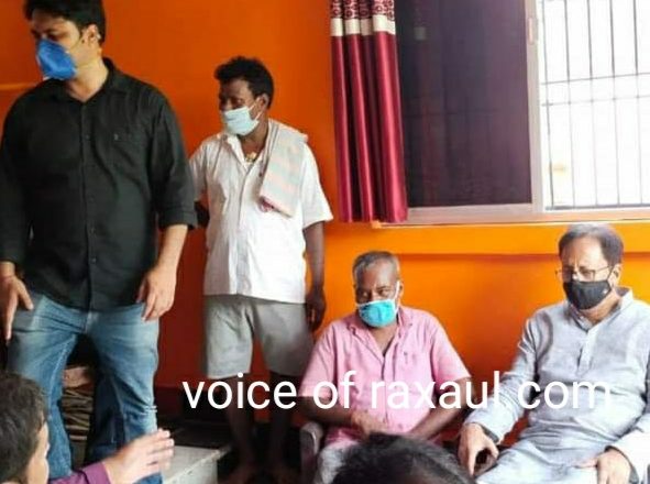 कार दुर्घटना में मृत युवकों के परिजनों को सांत्वना देने रामगढ़वा पहुंचे सांसद डॉ0संजय जायसवाल,पोंछे आसूं!