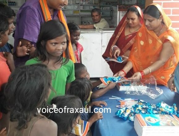 भाजपा के बेटी बचाओ, बेटी पढ़ाओ द्वारा दलित बस्ती में पठन -पाठन सामग्री वितरण