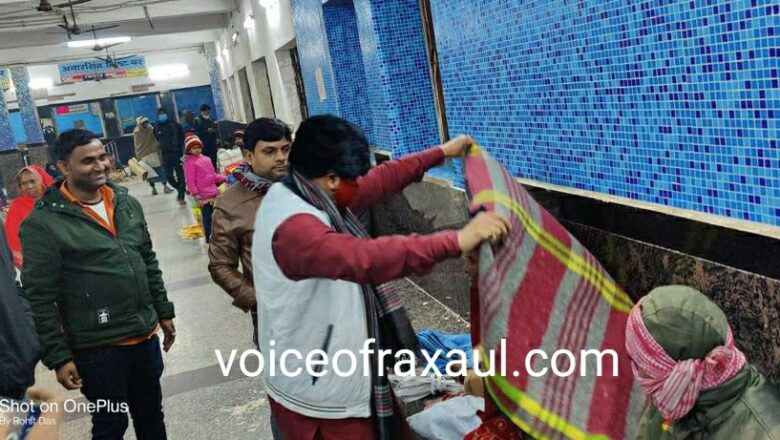 कपड़ा बैंक की ओर से ठंड में ठिठुरते जरूरतमंदों को बाँटा गया कम्बल!
