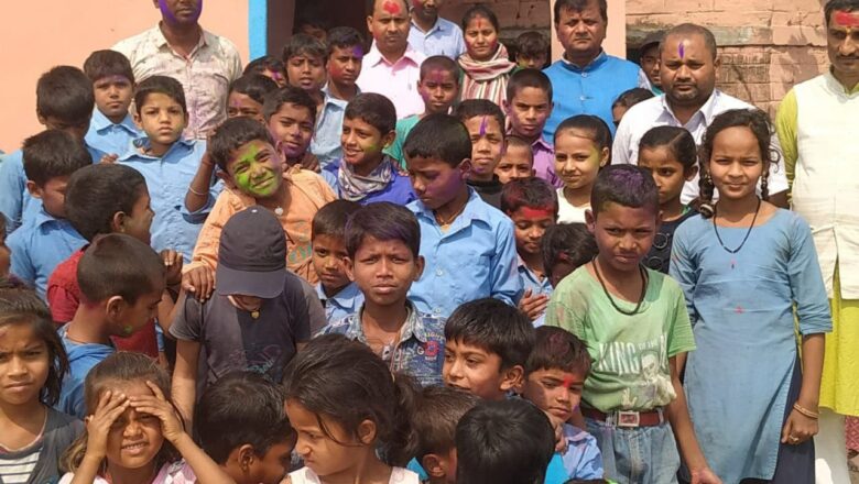 उ.म.वि कटकेनवा भवानीपुर में होली मिलन समारोह का हुआ आयोजन,शिष्यों ने किया गुरु का आशीर्वाद!