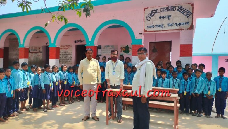 समुदाय के सहयोग से शिक्षक जुटा रहें हैं बेंच – डेस्क,शिक्षक के प्रयास से हो रहा है विद्यालय का कायाकल्प