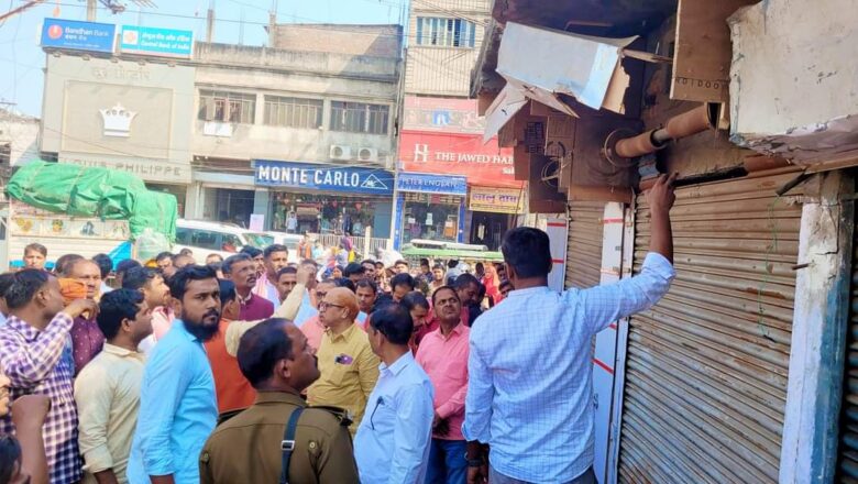 आक्रोशित व्यापारियों ने दुकान बंदकर किया नगर परिषद प्रशासन के खिलाफ प्रदर्शन:सांसद डा. संजय जायसवाल ने न्याय का दिया आश्वासन, डीएम को दिया जांच का निर्देश!