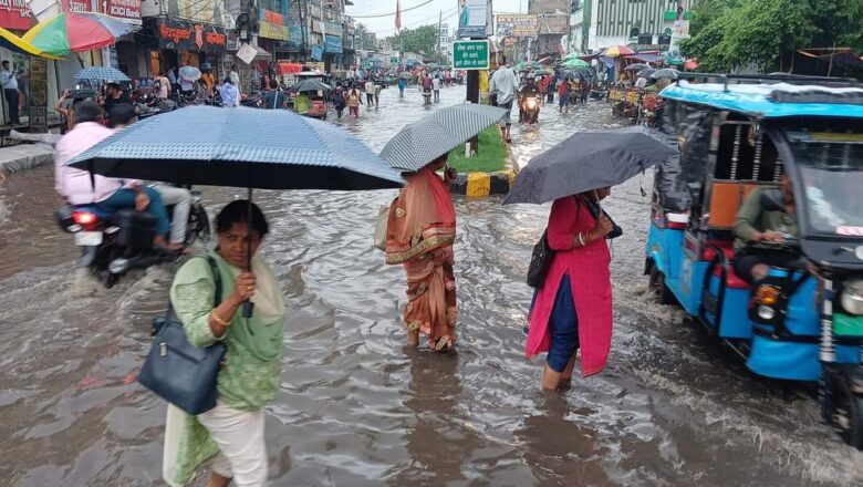 आरसीडी के ठेकेदार द्वारा डिवाइडर और नाले का आधा अधूरा काम करने से रक्सौल नगर में बारिश के बीच बढ़ी समस्या,त्राहि त्राहि कर रहे नगरवासी!