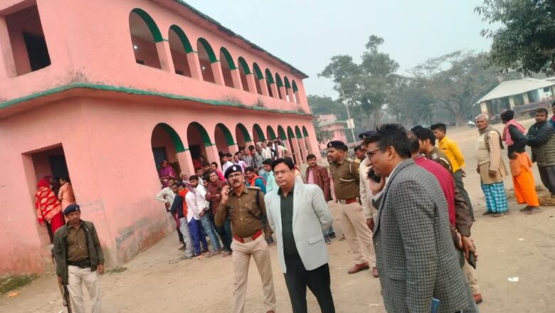 पैक्स चुनाव में उपद्रवियों ने दरपा थाना प्रभारी के साथ की धक्का मुक्की,पुलिस ने किया दो चक्र हवाई फायरिंग,तीन गिरफ्तार