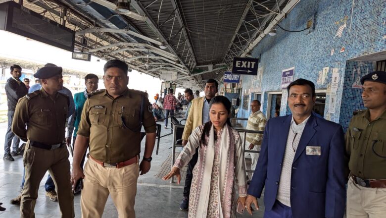 कुंभ मेला को ले कर एसडीओ शिवाक्षी दीक्षित और एसडीपीओ धीरेंद्र कुमार ने लिया रक्सौल स्टेशन पर यात्री सुविधा का जायजा,बैठक में हुई कई बिंदुओं पर चर्चा!