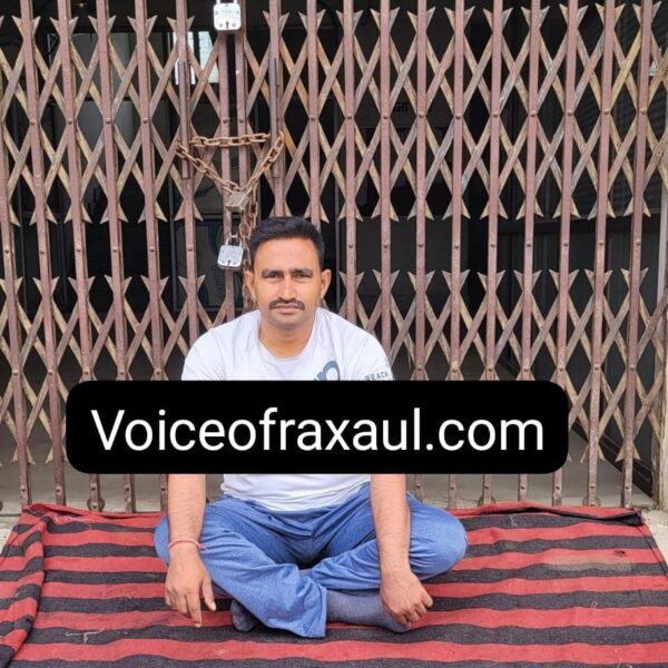 रक्सौल के वार्डों में विकास न होने से असंतोष,भाजपा नेता सह पार्षद पुत्र कमलेश कुमार गुप्ता नगर परिषद कार्यालय गेट के आगे धरना पर बैठे,नहीं खुला गेट!