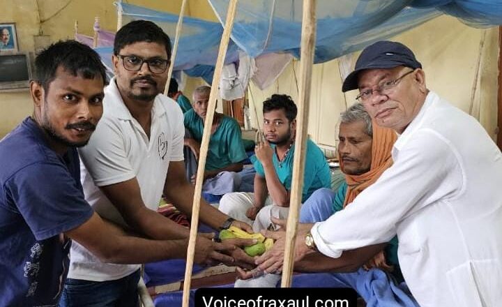 भारत रत्न पूर्व प्रधानमंत्री राजीव गांधी के पुण्य तिथि पर कुष्ठरोगियों के बीच फल वितरण