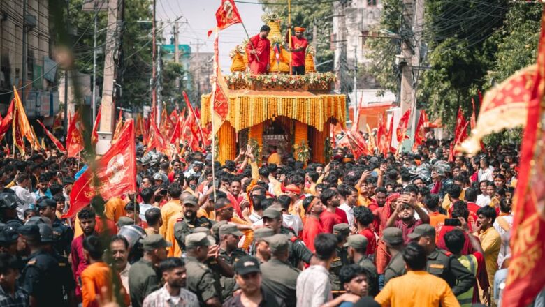 वीरगंज में निकाली गई श्री गहवा माई मंदीर से भव्य रथ यात्रा, उमड़ा जन सैलाब!