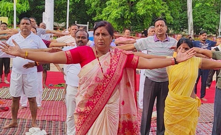 अंतर्राष्ट्रीय योग दिवस पर रक्सौल रेलवे स्टेशन परिसर गायत्री योग समिति द्वारा योग शिविर का आयोजन