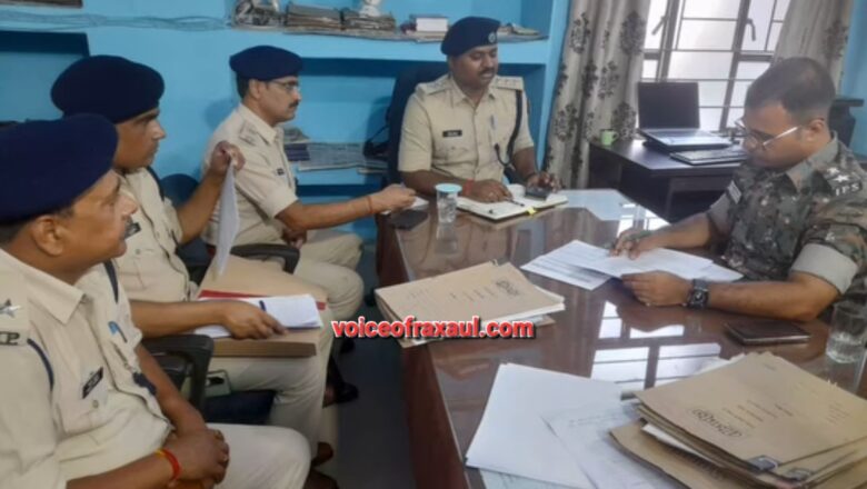 एसपी स्वर्ण प्रभात ने रक्सौल थाना में की बैठक,लापरवाही के विरुद्ध सख्ती दिखाते हुए रामगढ़वा थानाध्यक्ष के वेतन पर लगाई रोक, 24 घंटे में स्पष्टीकरण देने का आदेश