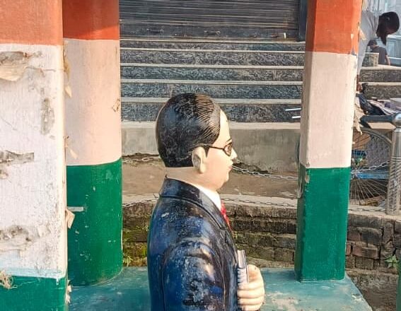 चुनाव के समय रक्सौल में बाबा साहब डा.अंबेडकर की प्रतिमा से छेड़छाड़ ,आक्रोशित लोगों ने आंदोलन की चेतावनी दी!