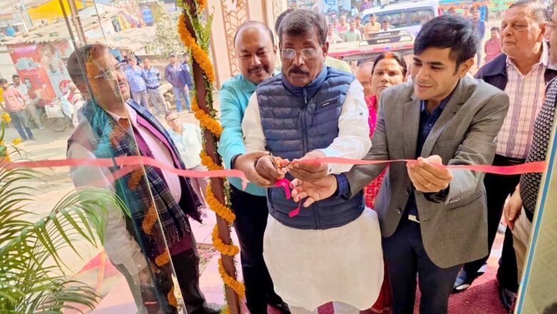 रक्सौल में ‘वैन ह्यूसेन’ शो रुम का भव्य उद्घाटन: विधायक प्रमोद कुमार सिन्हा ने किया ‘फैशन स्टोर’ का लोकार्पण