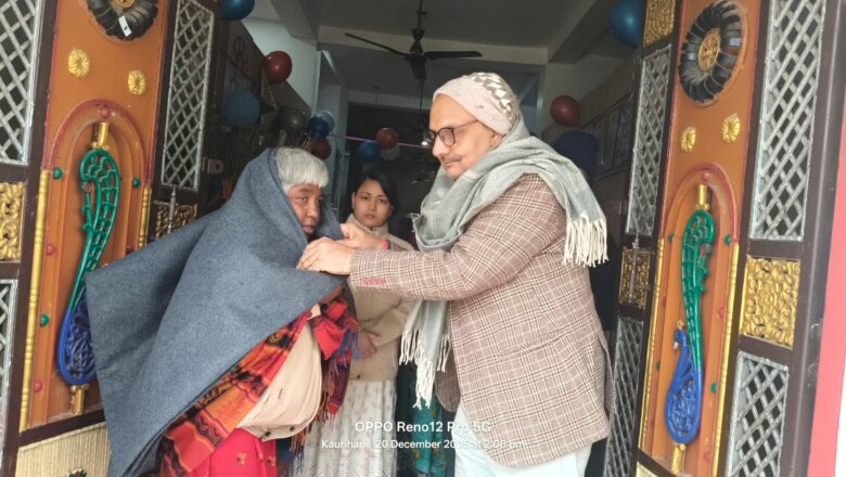 कड़ाके की ठंड में मानवता की गर्माहट: एस.ए.वी. स्कूल ने असहाय महिलाओं के बीच बांटे कंबल