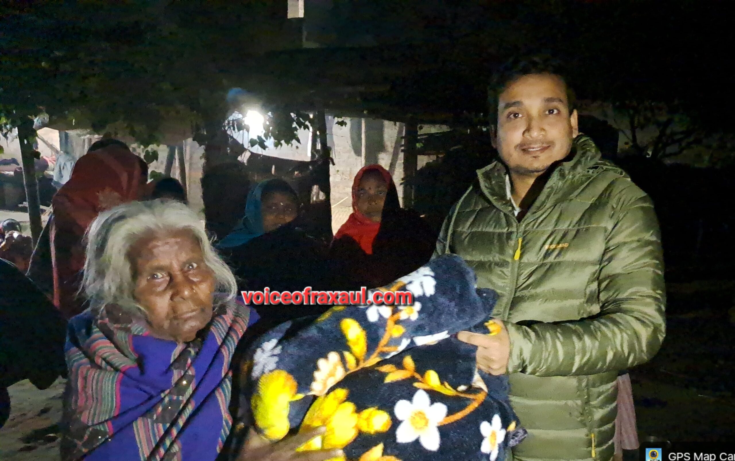 बढ़ती ठंड में बेसहारा लोगों का संबल बना रक्सौल प्रशासन, एसडीएम के निर्देश पर कई गांवों में हुआ कंबल वितरण