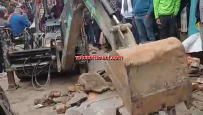 रक्सौल में अतिक्रमण पर चला नगर परिषद का बुलडोजर, अवैध निर्माण ध्वस्त होते ही मचा हड़कंप