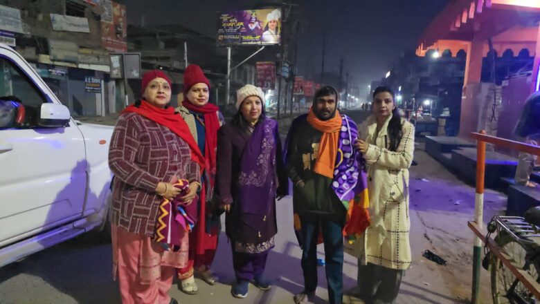 रक्सौल में मारवाड़ी महिला सम्मेलन ने कड़ाके की ठंड में असहायों को दिया कंबल और नकद का सहारा