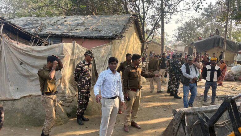 भारत-नेपाल सीमा पर चला प्रशासन का डंडा: नो मेन्स लैंड से बुलडोजर एक्शन के बीच हटाया गया अवैध अतिक्रमण