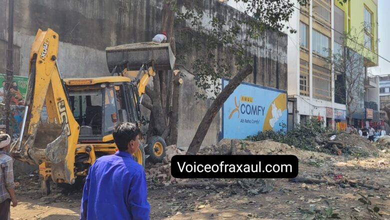 रेलवे की बेशकीमती संपत्ति पर जेसीबी और आरा: रक्सौल में वर्षों पुराने विशाल पीपल के पेड़ की अवैध कटाई, प्रशासन मौन