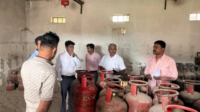 रक्सौल में एलपीजी गैस आपूर्ति का औचक निरीक्षण: इंडेन गैस की बुकिंग सर्वर फेल होने से उपभोक्ताओं की बढ़ी मुश्किलें