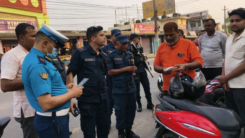 पर्सा में भारतीय वाहनों पर पुलिस की सख्ती: कागजात की कमी और बिना एंट्री के चल रहे 11 वाहन चालक नपे