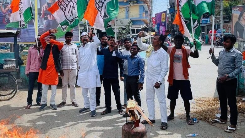 महंगाई और बिजली दरों में वृद्धि के खिलाफ कांग्रेस का प्रदर्शन, रक्सौल में फूंका प्रधानमंत्री का पुतला