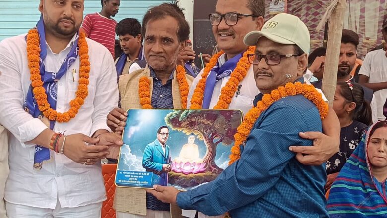 अंबेडकर चौक पर केक काटकर मनाई गई बाबा साहेब की जयंती, मेमेंटो देकर हुआ सम्मान