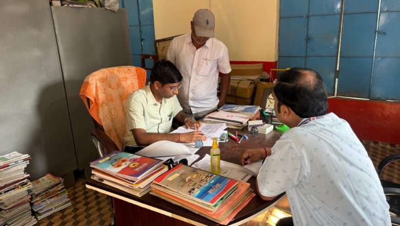 रक्सौल: एसडीएम ने भेलाही के विद्यालयों का किया औचक निरीक्षण, छात्रों को शिक्षा के प्रति किया प्रेरित