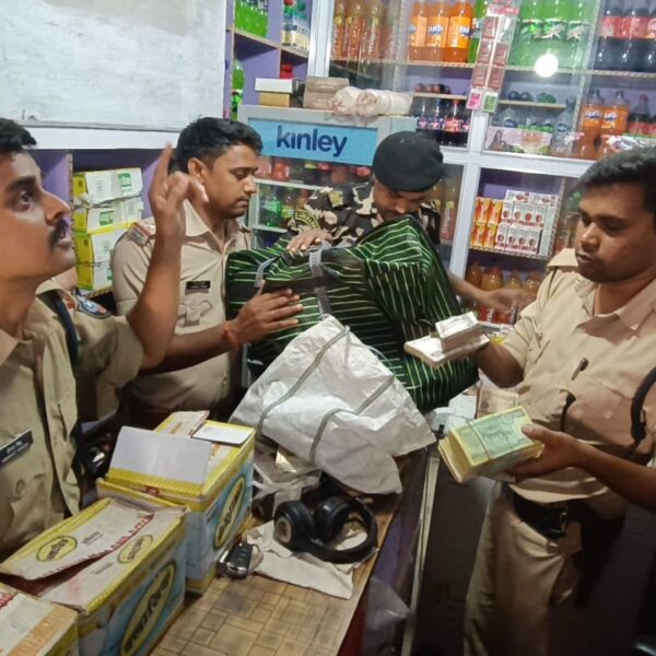 रक्सौल में मनी एक्सचेंज काउंटर पर फिर छापेमारी, संचालक गिरफ्तार, भारी मात्रा में भारतीय व नेपाली मुद्रा बरामद